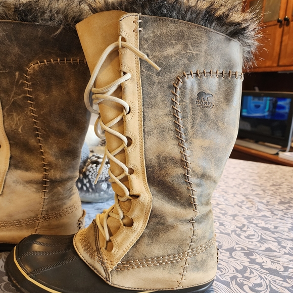 Sorel Cate The Great Black and Tan Lace-Up Fur Boots Size 7 So Warm And Comfy - Picture 2 of 7